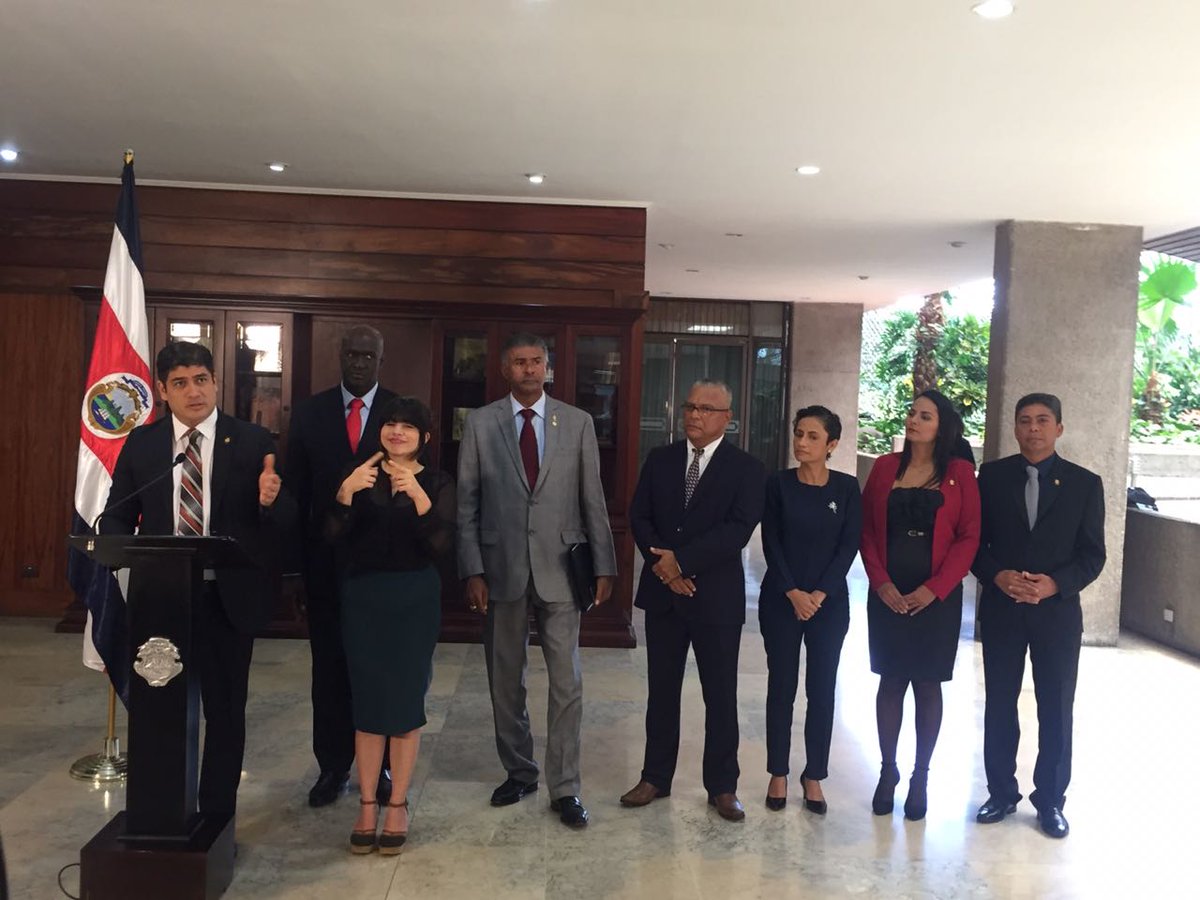 WebColumbia's tweet image. Presidente @CarlosAlvQ se reunió con diputados de Limón para presentar a nuevo Presidente Ejecutivo de Japdeva.
#JAPDEVA #NoticiasColumbia