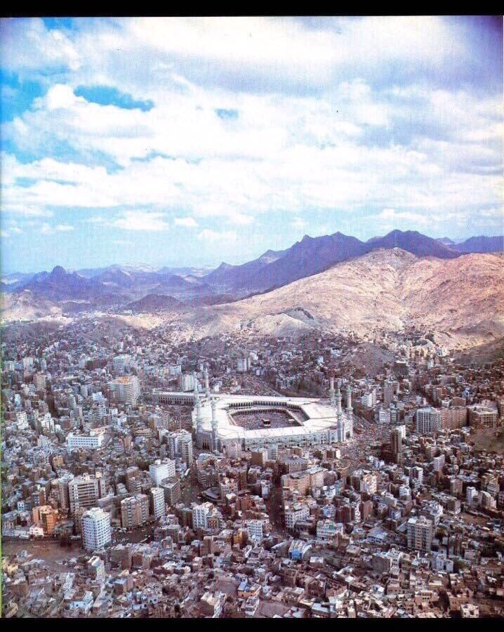 40 سنة بين الصورتين
   1398 - 1438 ..

اللهم اجعلها عامرة آمنة. 🇸🇦

 🌹⚡