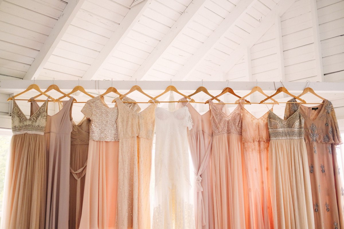 SNEWeddings's tweet photo. #RealWeddingWednesday: Loving the warm, beachside vibes of Liza &amp; Brian's Martha's Vineyard wedding! Did we mention they planned it in less than six months? https://t.co/h1QoCBmEM7 #weddinginspo #beachwedding https://t.co/z28iXcaCTO