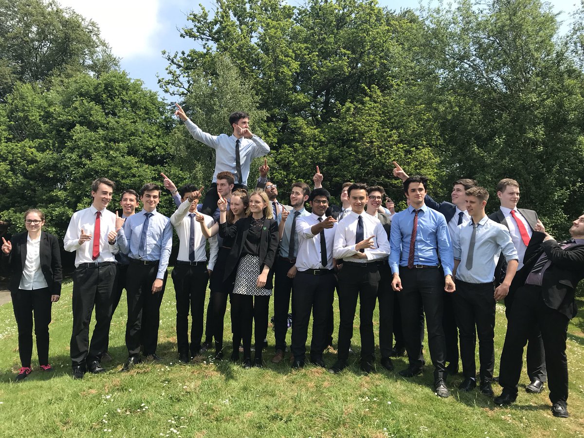 Bennett_Physics's tweet photo. A lovely celebration with an amazing group of physics students. You are all brilliant and we wish you all the best. Thank you for the gifts. #physics2018 https://t.co/0zcVzZ4wIV