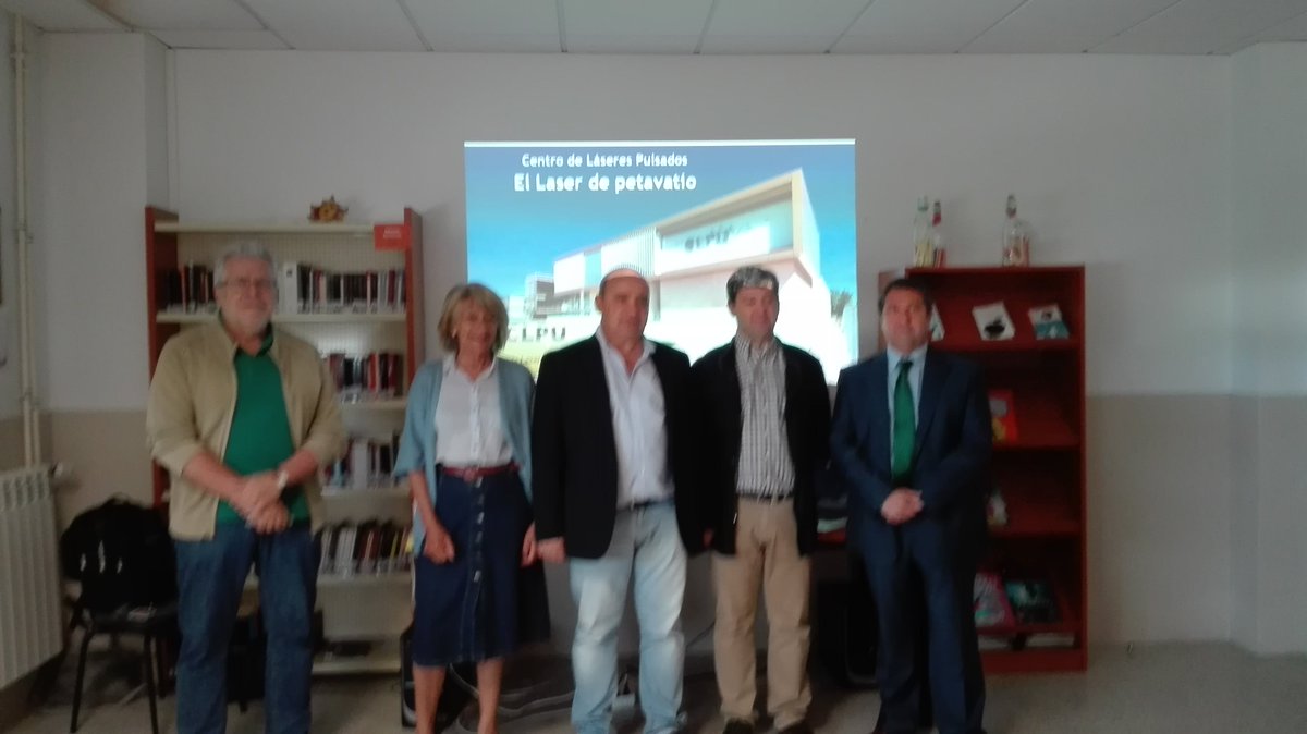 IesoTomasBreton's tweet photo. Donación de material del Centro de Láseres Pulsados por medio del Ayuntamiento de Villamayor al IESO Tomás Bretón https://t.co/U9yQxs2jRE