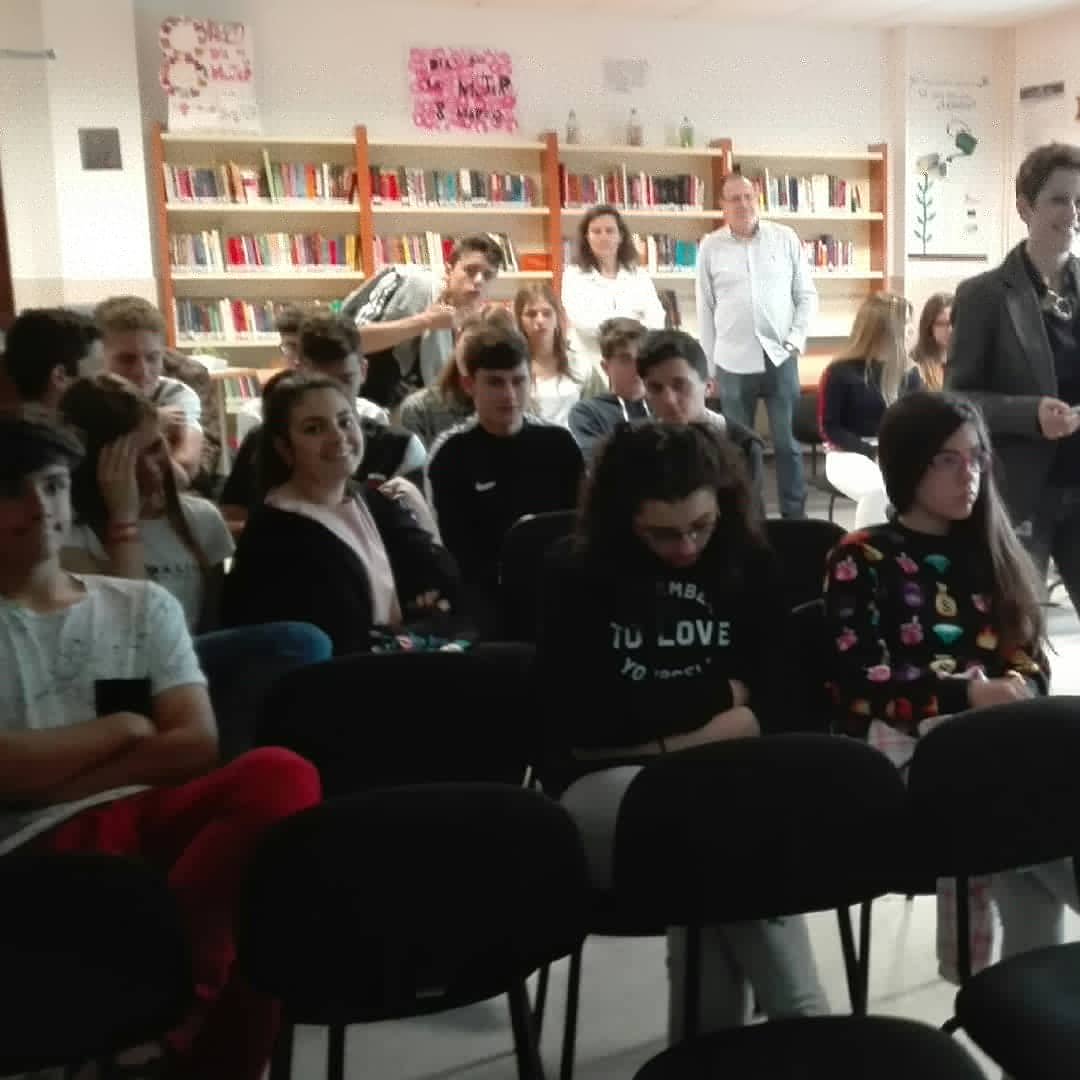 IesoTomasBreton's tweet photo. Donación de material del Centro de Láseres Pulsados por medio del Ayuntamiento de Villamayor al IESO Tomás Bretón https://t.co/U9yQxs2jRE