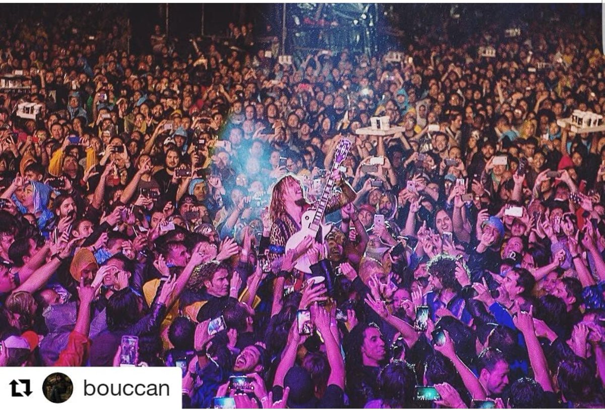 📸<a href="/tonytherobot/">erich bouccan</a>

Crowd shower for Justin at <a href="/hhfest/">Hell and Heaven Fest</a>...

#justinhawkins #thedarkness #hellandheaven2018
