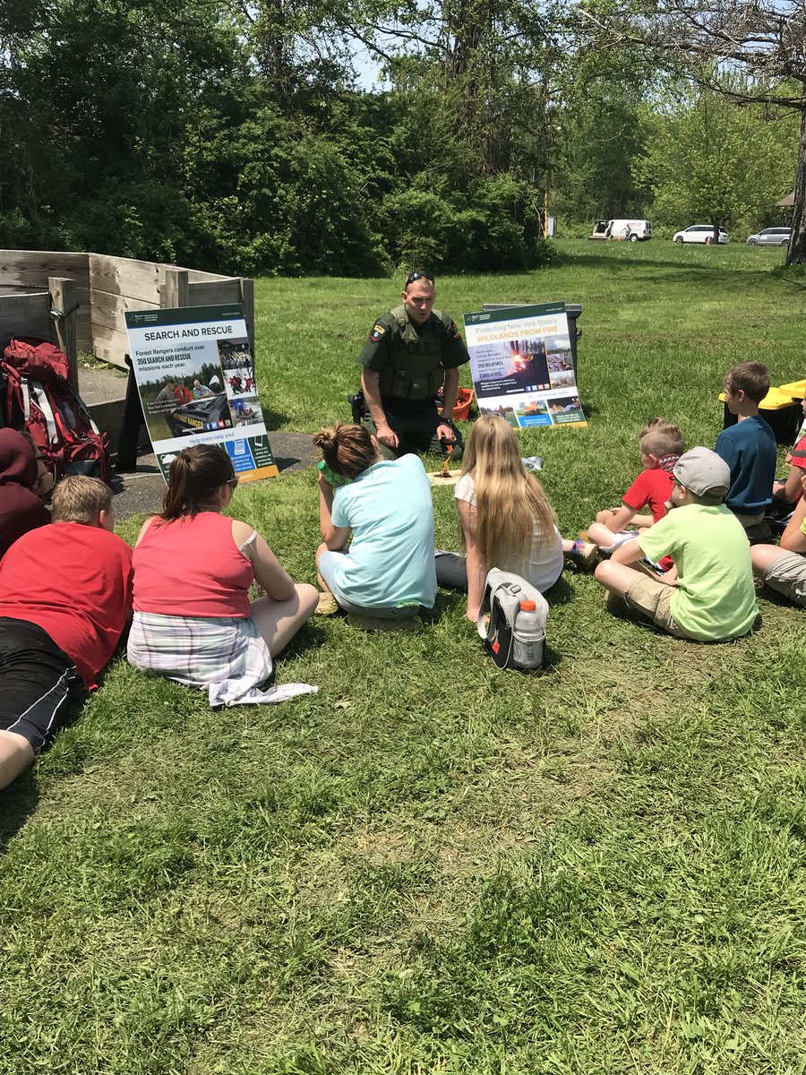 MrsCobbSCS's tweet photo. Learning how to start a fire when lost in the woods.  #ConservationFieldDay #scsforward https://t.co/WAYeDdmtLk