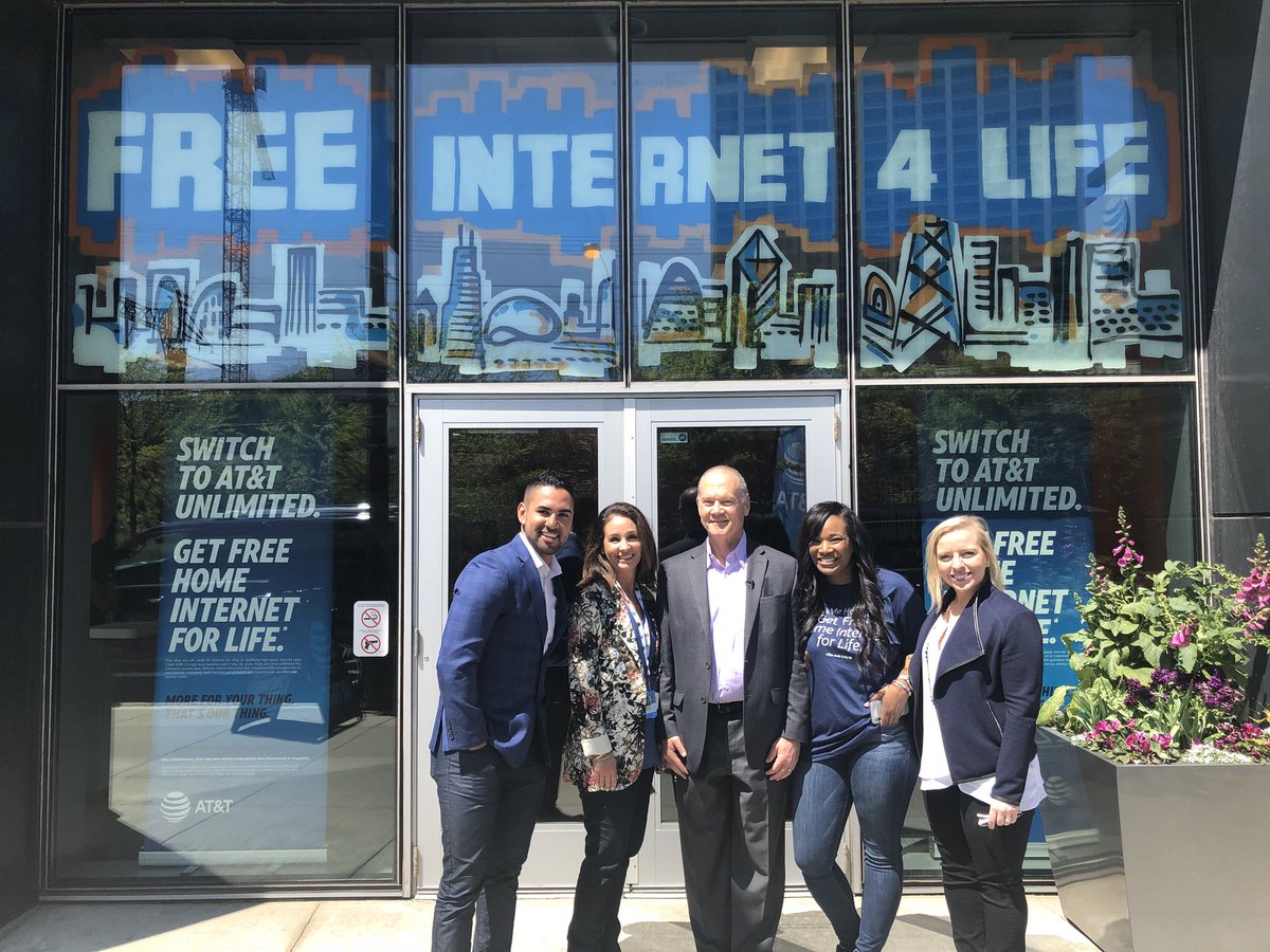 PaulaVofGLM's tweet photo. When JD comes to visit our beautiful city and amazing team, we provide a memorable visit!!!! #attemployee #GLMbetherabbit #POWERcentral https://t.co/YiWR9L7Obh