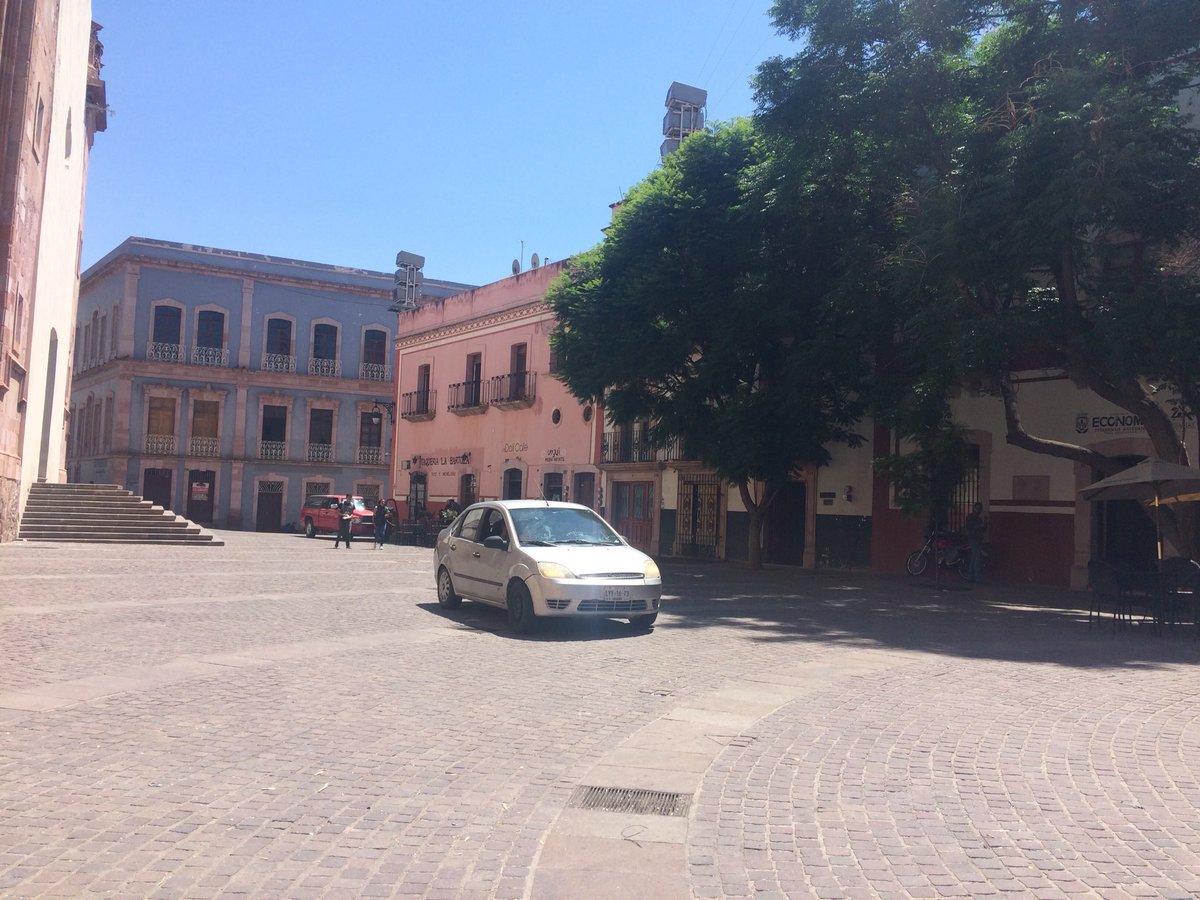 arazutinajero's tweet photo. ¡Noticia de última hora! 
Ya se puede circular y estacionarse tranquilamente en la Plazuela Miguel Auza...
@PoliciaVial_Zac @NacoVialZac @AyuntamientoZac #Zacatecas https://t.co/hagreSsnfx