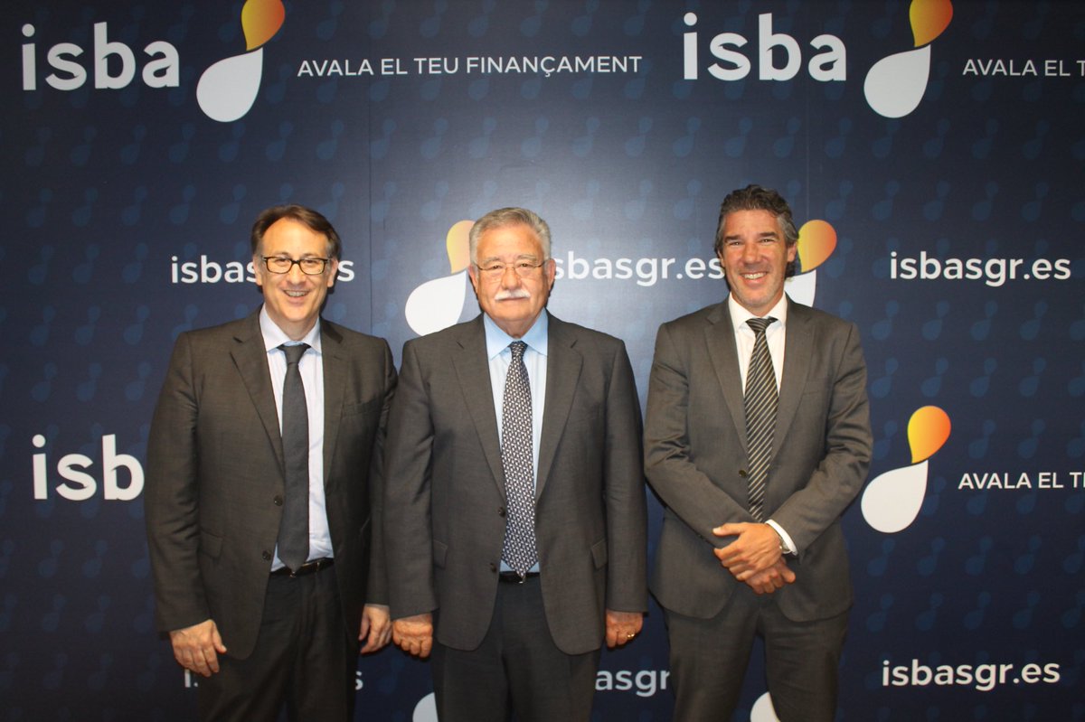 #Isba nombra a Eduardo Soriano como nuevo Presidente y rinde un emotivo homenaje a Fernando Marqués.
En la foto, el nuevo Presidente junto al Director General de Isba,Jesús Fernández y el hijo de Fernando Marqués.
