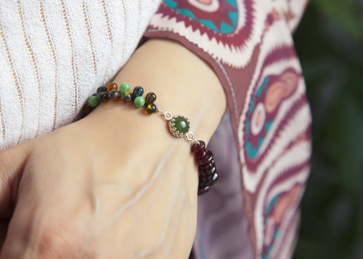 BnFJewellery's tweet photo. Two-tone bracelet with green Serpentine and red Garnet together in Bohemian Chic bracelet! Check it out https://t.co/fbx72VJ1Bv #jewellery #bracelet #boho #bohemia #nugget #silver #serpentine #garnet https://t.co/WjQr26vTkz