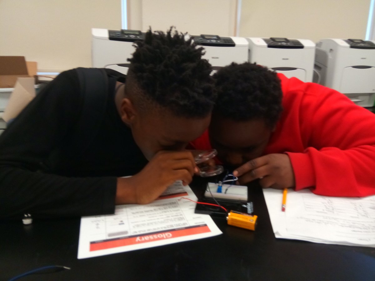 CHIWEST11's tweet photo. @cpsSTEM  TEAM LAURA WARD PREPARING FOR BATTLE ..THEIR ALLIES PROJECT SYNCERE AND THEIR STEM COACH MS ARMTRONG https://t.co/56xBWyhah5