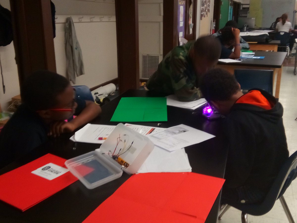 CHIWEST11's tweet photo. @cpsSTEM  TEAM LAURA WARD PREPARING FOR BATTLE ..THEIR ALLIES PROJECT SYNCERE AND THEIR STEM COACH MS ARMTRONG https://t.co/56xBWyhah5