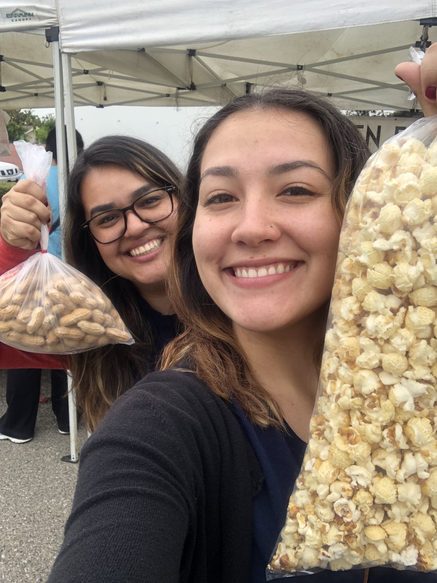 MrsHerdina's tweet photo. 1st grade @PacDriveInnov8 just finished our walking field trip to the Farmers Market at Independence Park. Students bought yummy fruits and vegetables! https://t.co/xHsucihSFg