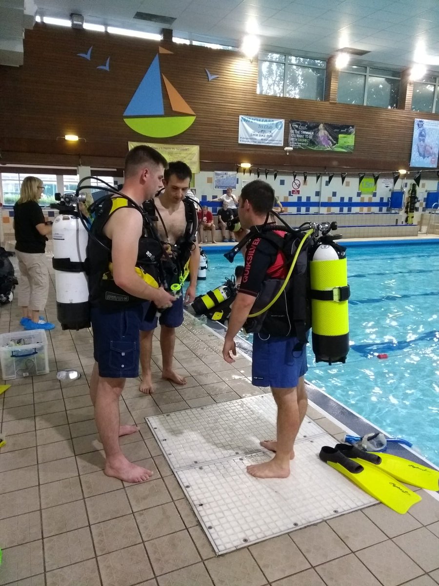 RAFCyberspace's tweet image. It&apos;s not all climbing up towers &amp;amp; climbing down pits for the #CommsInfraTech ICT CIT students at the Aerial Erector School, RAF Digby. Here we see a couple with #CommsOfficer Eng(CE) Flt Lt George L experiencing a try dive during their spare time on Trade Training. #NoOrdinaryJob