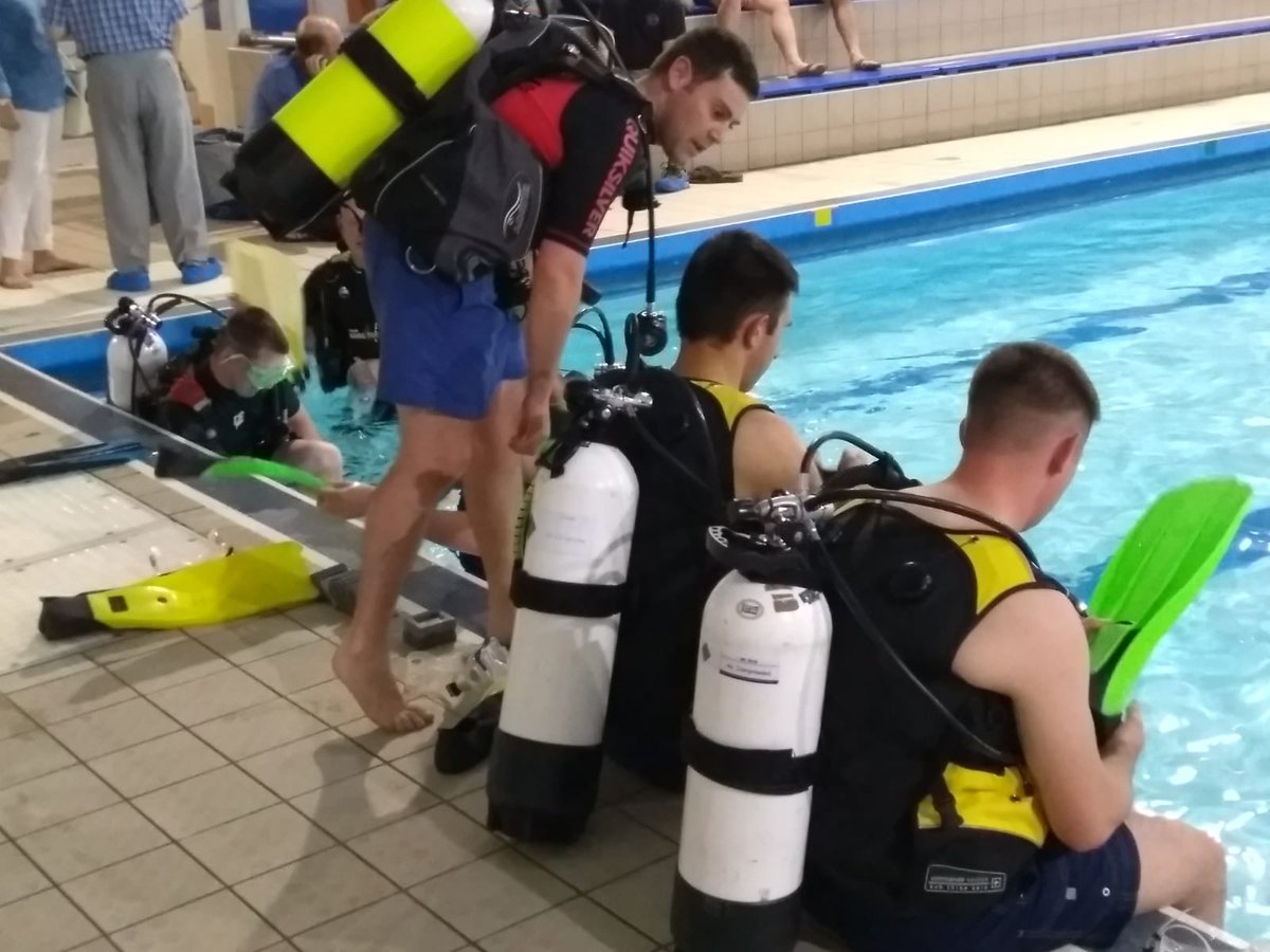 RAFCyberspace's tweet image. It&apos;s not all climbing up towers &amp;amp; climbing down pits for the #CommsInfraTech ICT CIT students at the Aerial Erector School, RAF Digby. Here we see a couple with #CommsOfficer Eng(CE) Flt Lt George L experiencing a try dive during their spare time on Trade Training. #NoOrdinaryJob
