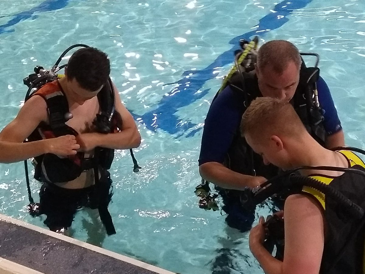 RAFCyberspace's tweet image. It&apos;s not all climbing up towers &amp;amp; climbing down pits for the #CommsInfraTech ICT CIT students at the Aerial Erector School, RAF Digby. Here we see a couple with #CommsOfficer Eng(CE) Flt Lt George L experiencing a try dive during their spare time on Trade Training. #NoOrdinaryJob