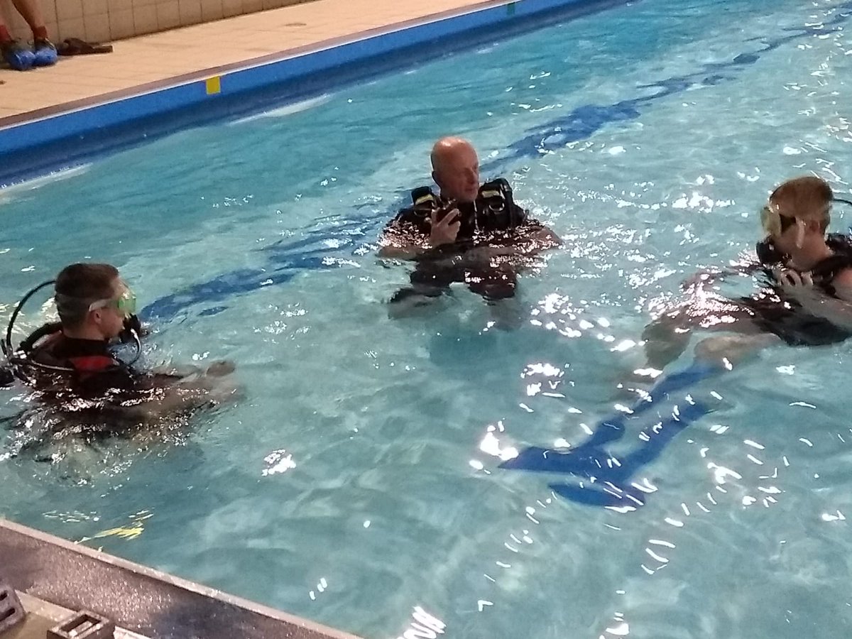 RAFCyberspace's tweet image. It&apos;s not all climbing up towers &amp;amp; climbing down pits for the #CommsInfraTech ICT CIT students at the Aerial Erector School, RAF Digby. Here we see a couple with #CommsOfficer Eng(CE) Flt Lt George L experiencing a try dive during their spare time on Trade Training. #NoOrdinaryJob