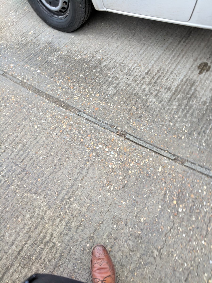 YoureNearlyDead's tweet photo. Don't know what's going on here #carparks #carparkpics why is it in my phone https://t.co/hgjmazc70j