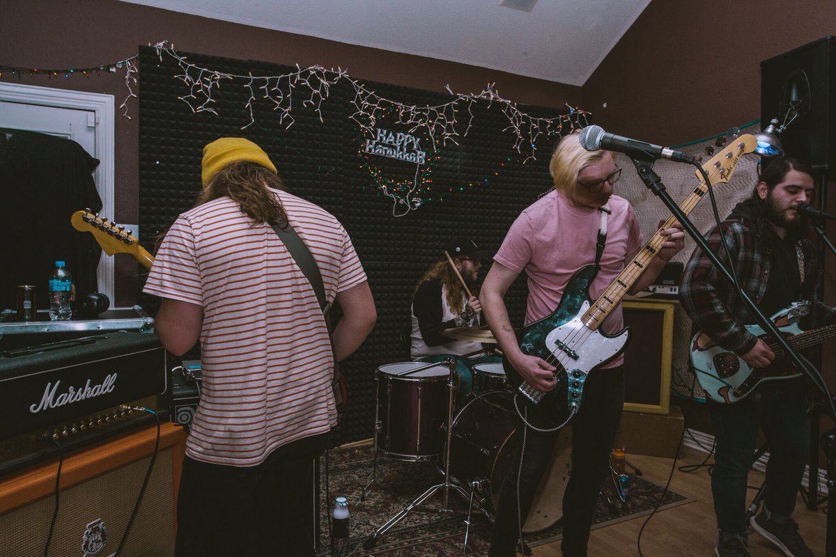 Tonight we are meeting up with our friends in <a href="/homesick304/">Homesick</a> come hang out West Virginia 
📷@IntricatelyBree