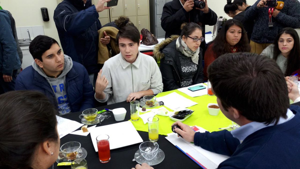 AIEP's tweet photo. Nuestra #ComunidadAIEP es referente en temáticas sociales. 💪🏽Estudiantes de #AIEPTalca fueron parte del desayuno publico de @dsocial_VII. 😊 Conversaron sobre #PlanInvierno para integrar a nuestra #RedVoluntariosAIEP a las actividades de #RutaCalle de la localidad. 👏🏽 https://t.co/CzOH6B1WHy