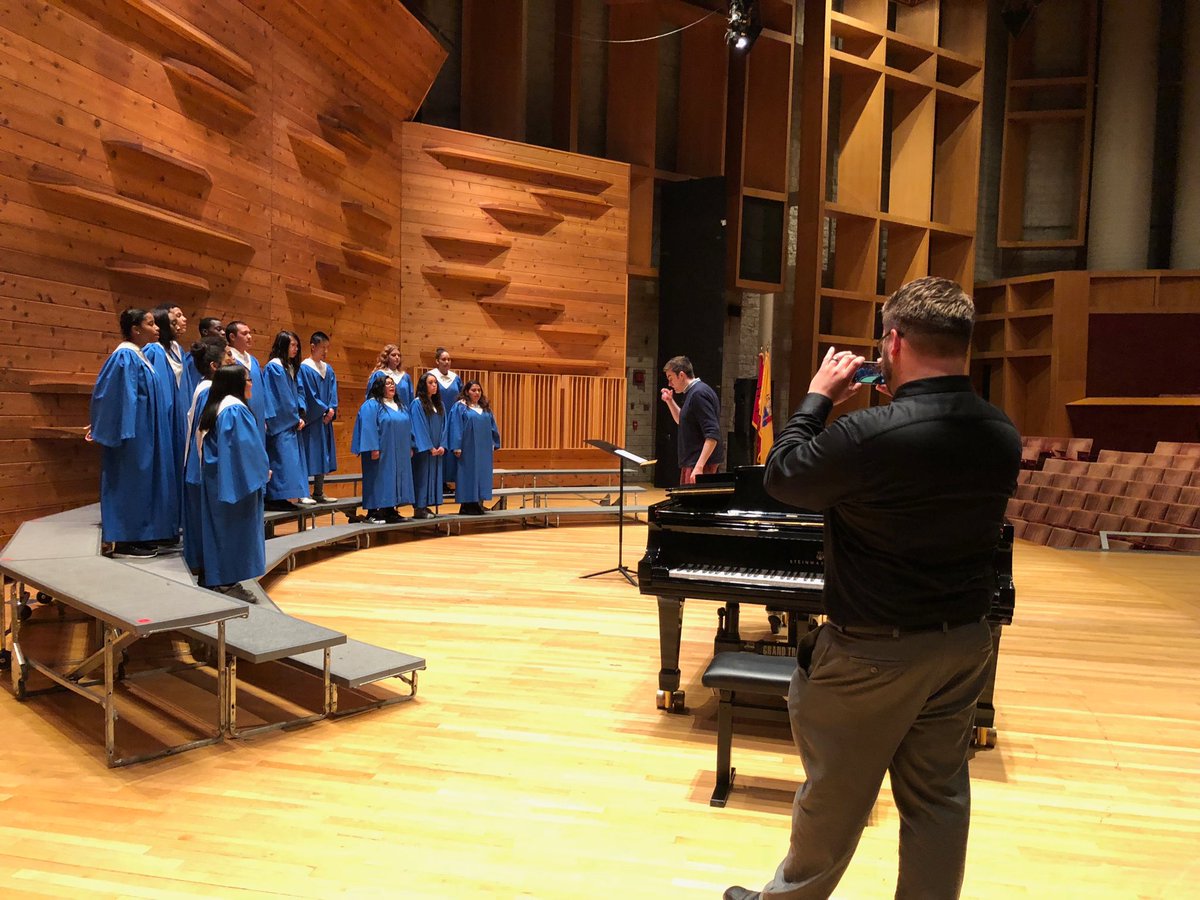DeborahSKing1's tweet photo. #njacdahs Atlantic City HS Choir working with Alistair Hamilton. https://t.co/3DO6iWbmww