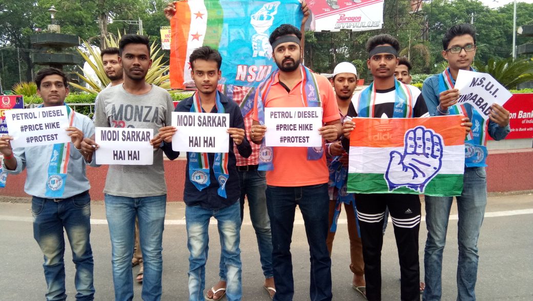 NSUIJharkhand's tweet photo. आज झारखंड प्रदेश NSUI के नेतृतव म् डोरंडा के राजेन्द्र चौक पे काला बिल्ला लगा कर पेट्रोल डीजल के बढ़ते दामो को लेकर विरोध प्रदर्शन किया गया।। विदित हो के मोदी सरकार ने आम जनता को लूट और धोखा दिया है । पेट्रोल और डीजल के दाम आसमान छू रहे। आम जनता त्राहिमाम हो चुकी है। https://t.co/5ogJocNudH