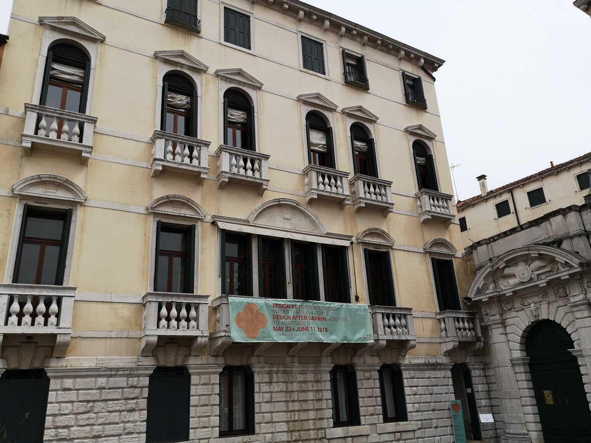 _LuciaSciacca_'s tweet image. Da oggi apriamo le porte di #PalazzoMorosini per ospitare #designafterdarwin, la mostra collettiva di #designve. Proprio qui 3 anni fa abbiamo inaugurato la prima mostra sostenuta attraverso #ValoreCultura, il progetto con cui ci impegniamo a rendere arte e cultura accessibili.