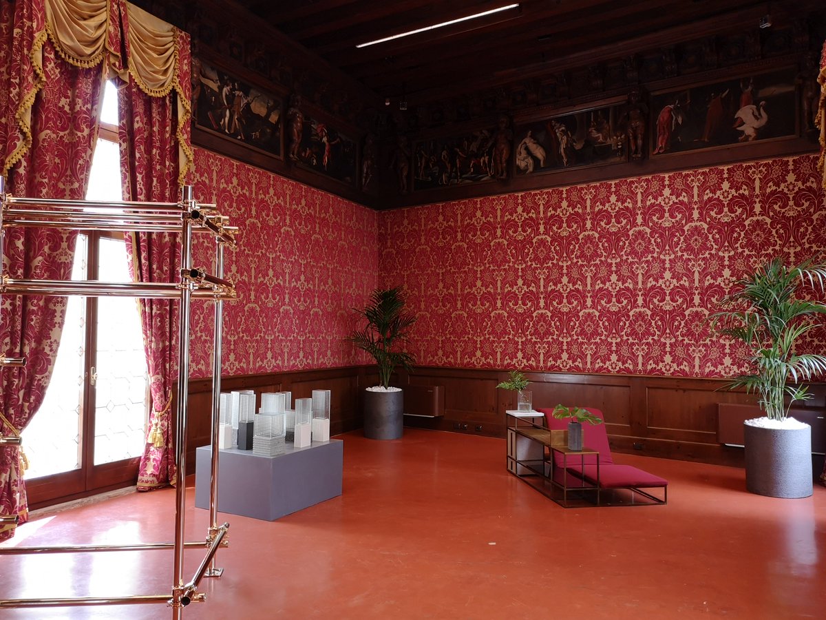 _LuciaSciacca_'s tweet image. Da oggi apriamo le porte di #PalazzoMorosini per ospitare #designafterdarwin, la mostra collettiva di #designve. Proprio qui 3 anni fa abbiamo inaugurato la prima mostra sostenuta attraverso #ValoreCultura, il progetto con cui ci impegniamo a rendere arte e cultura accessibili.