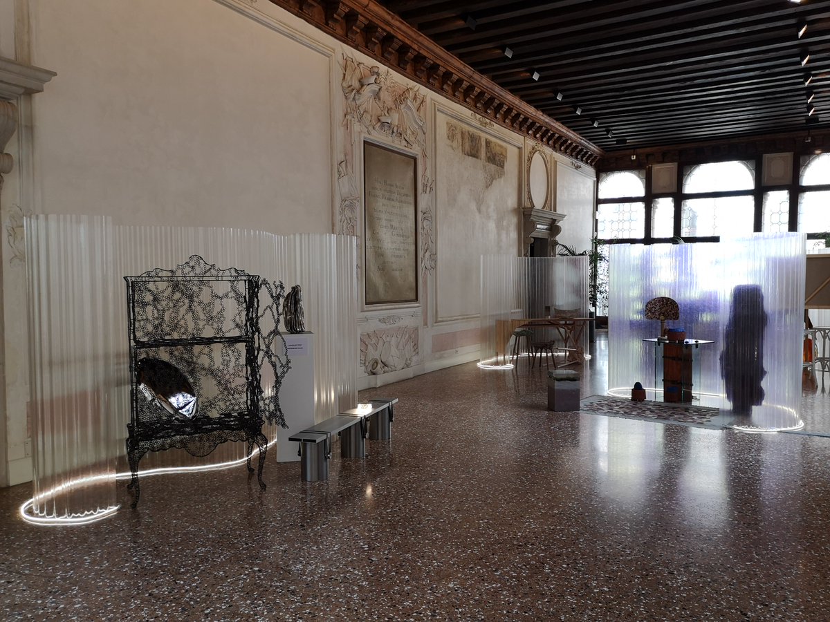 _LuciaSciacca_'s tweet image. Da oggi apriamo le porte di #PalazzoMorosini per ospitare #designafterdarwin, la mostra collettiva di #designve. Proprio qui 3 anni fa abbiamo inaugurato la prima mostra sostenuta attraverso #ValoreCultura, il progetto con cui ci impegniamo a rendere arte e cultura accessibili.