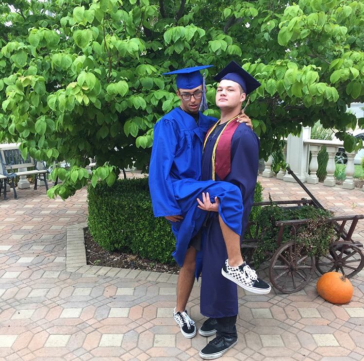 ChrisIsUglyAF's tweet photo. My cousin is a fucking fool😂 so happy for this man! Congrats, too bad you could never look as sexy as me doing this 😂 https://t.co/1CmzFXK2vC