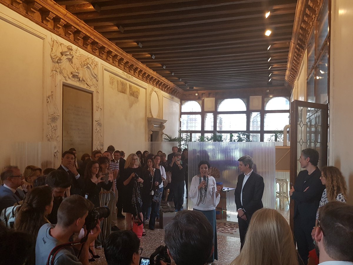 _LuciaSciacca_'s tweet image. Questa sera inauguriamo #designve, la rassegna ideata da Francesca Giubilei e Luca Berta di VeniceArtFactory che @GeneraliItalia sostiene con #ValoreCultura. 18 i progetti espositivi diffusi per #Venezia, con l'obiettivo di rendere il #design accessibile a tutti. #designwalks