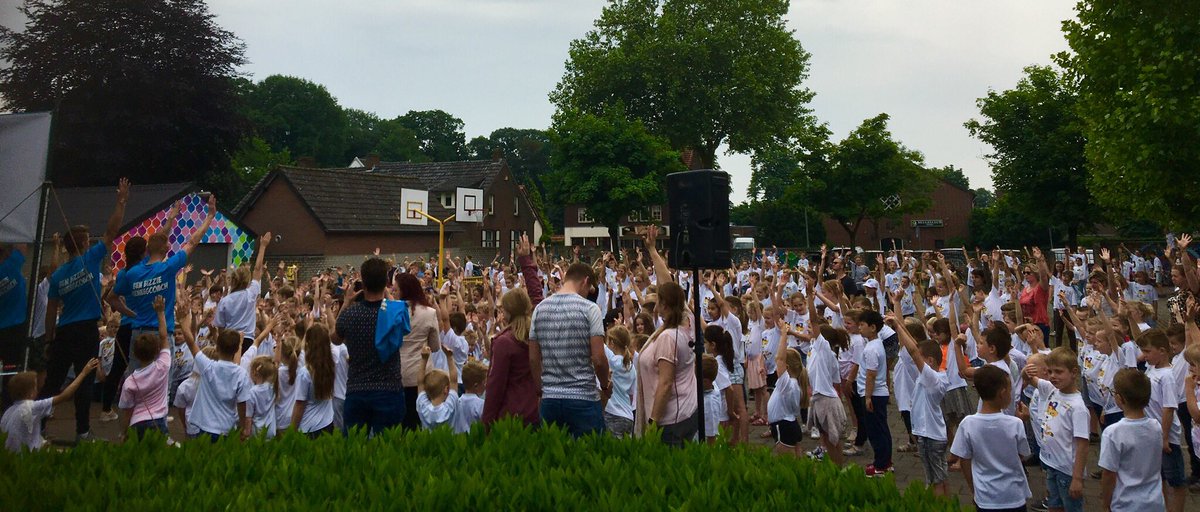 In m'n eigen Meijel een geweldige start mogen geven aan unieke samenwerking Kindcentrum Meijel, Peelgeluk, <a href="/dorpsoverleg/">Dorpsoverleg Meijel</a>, <a href="/gempeelenmaas/">gemeente peelenmaas</a> en @NegenSX. Ben Bizzie laat alle kinderen sporten en bewegen. Ons beweegteam is er klaar voor! #peelgeluk