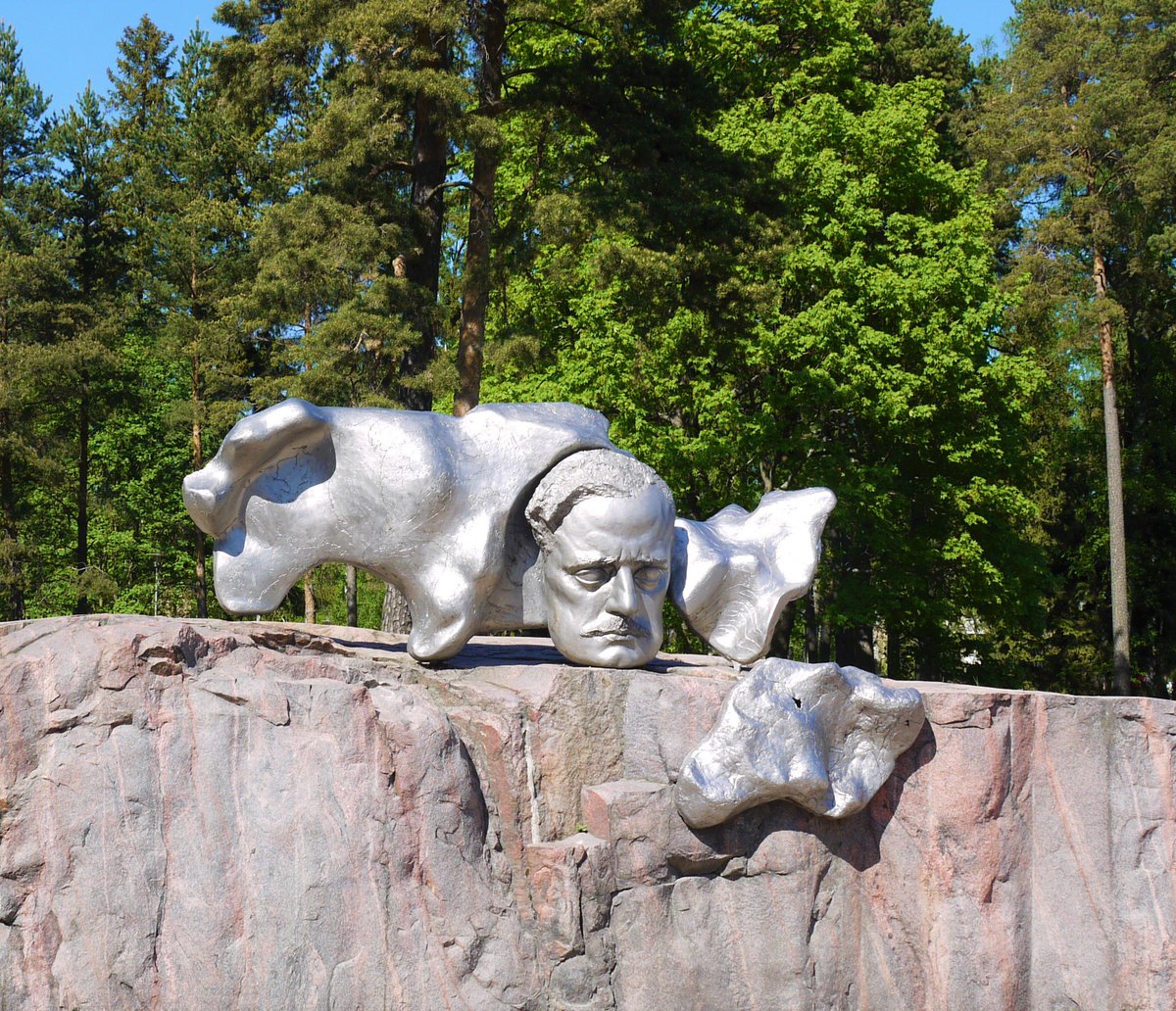 DiscoverFinland's tweet photo. With the weather we've been having in Helsinki recently, there's no better time to join a guided tour and stroll the city's streets: https://t.co/mmBe9qpSGS https://t.co/rMgtcnyhHn