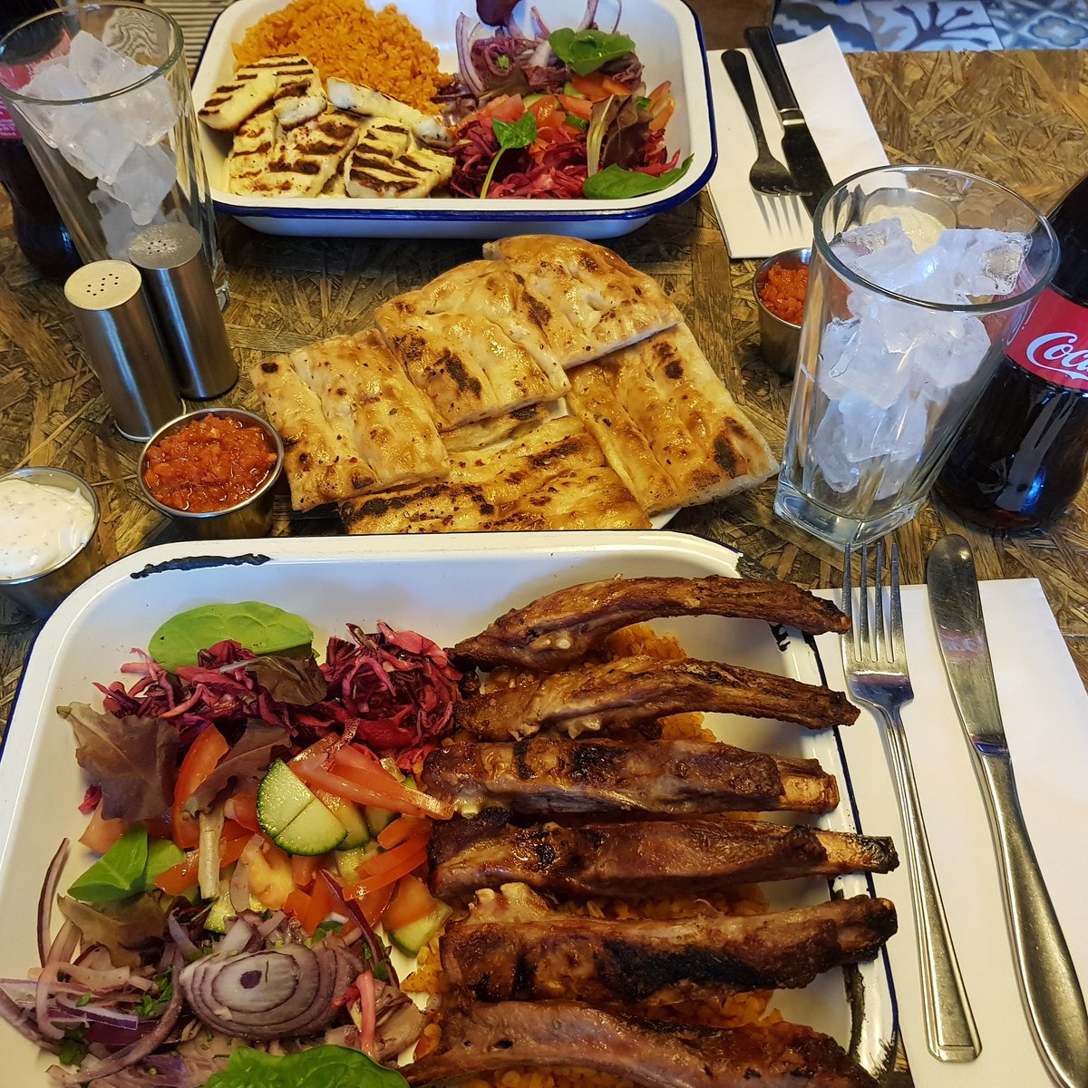 Tables are more beautiful when you share them! 😍 #clapton #claptoners #hackney #hackneywick #dalston #stokenewington #lambribs #ribs #stonebaked #bread #halloumi #cheese #salad #coke #turkishcuisine #maincourse #turkishfood