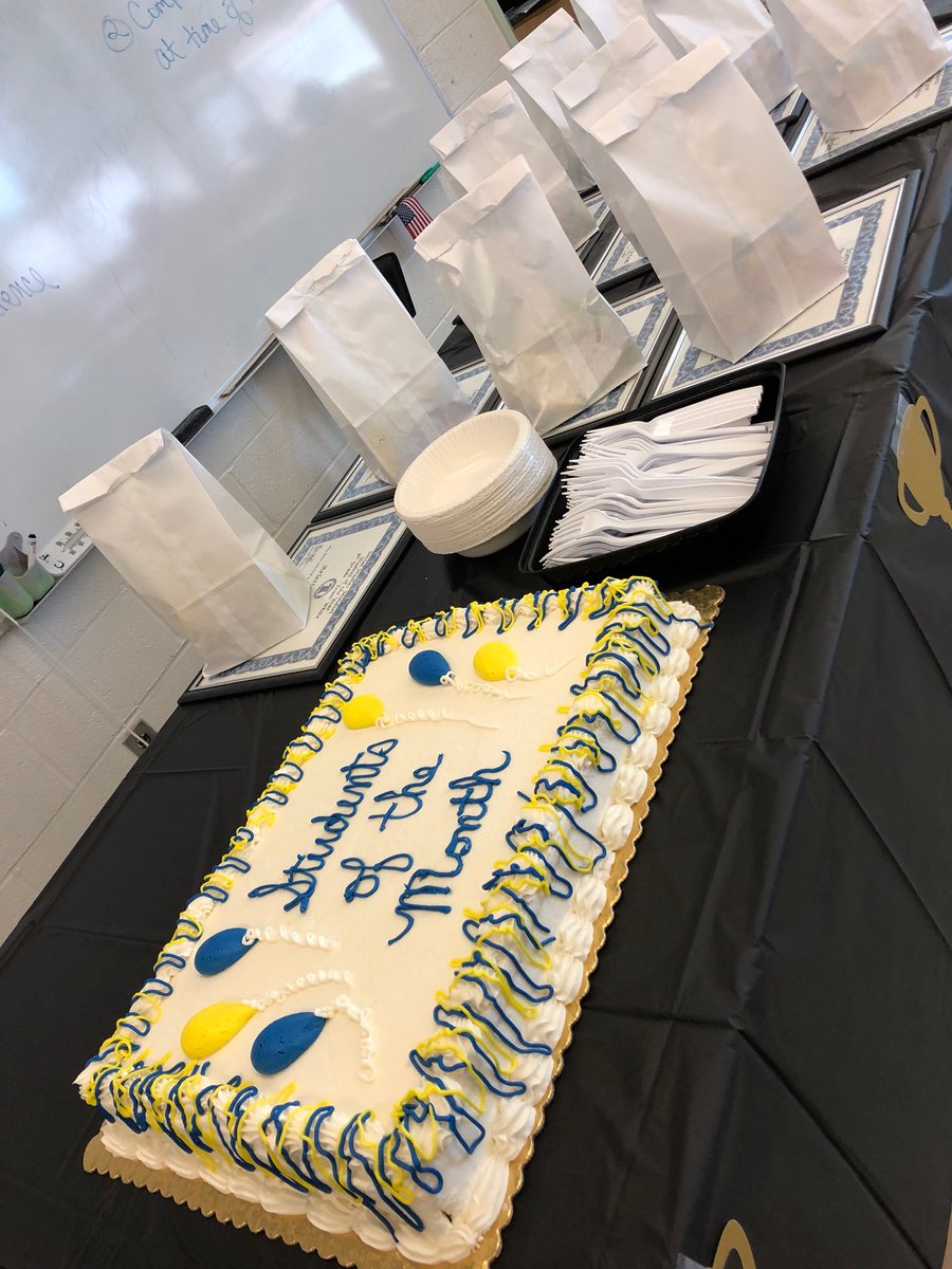 PCSDHistory's tweet image. 8th grade Student of the Month year end celebration! Our students rock!!! #cake #PCSDVFHS #ParmaProud #PCSD