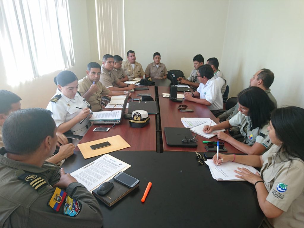 parquegalapagos's tweet photo. Guardaparques del @parquegalapagos y personal de la #DIRGIN mantienen reunión de trabajo con el fin de mejorar los procedimientos de operación conjunta para el control y monitoreo dentro de la #RMG. https://t.co/j0tulDDOkF