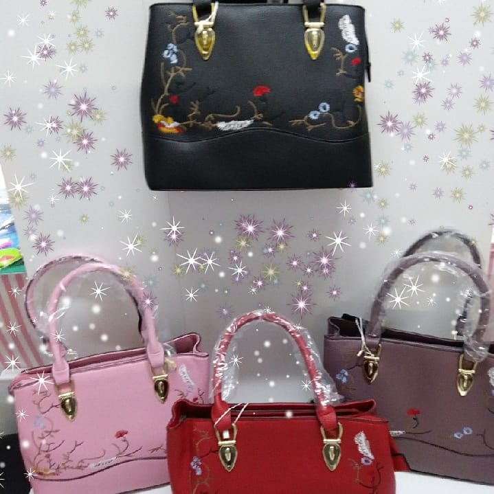 BobbiesCraftBox's tweet photo. Georgeous handbags (some with a free purse) all £20. Grab a bargain while you can. All bags shown have a detachable shoulder strap. @bobbiescraftbox @rent_a_space #freepurse #handb #cheaph #blu #pi #red #bla #whi #detachable #shoulderstrap #handles #Tweacon https://t.co/LdDoJn0fN2