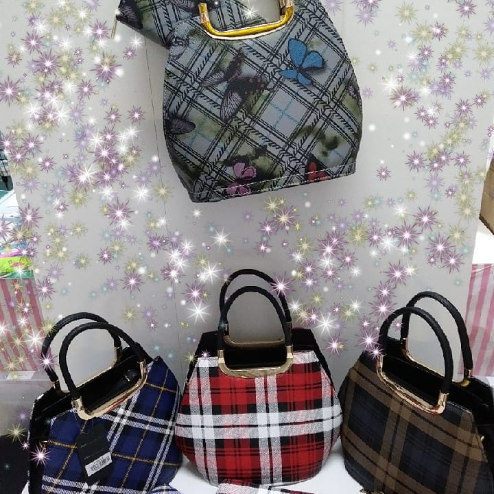 BobbiesCraftBox's tweet photo. Georgeous handbags (some with a free purse) all £20. Grab a bargain while you can. All bags shown have a detachable shoulder strap. @bobbiescraftbox @rent_a_space #freepurse #handb #cheaph #blu #pi #red #bla #whi #detachable #shoulderstrap #handles #Tweacon https://t.co/LdDoJn0fN2