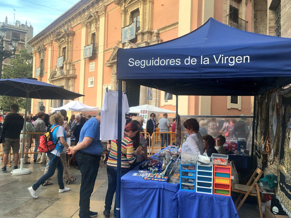 VteAlventosa's tweet photo. #Besamanos #MareDeDéu #PlazaDeLaVirgen #Valencia 
19’45h
#Fervor #Maredeueta https://t.co/4y6pMisbiy