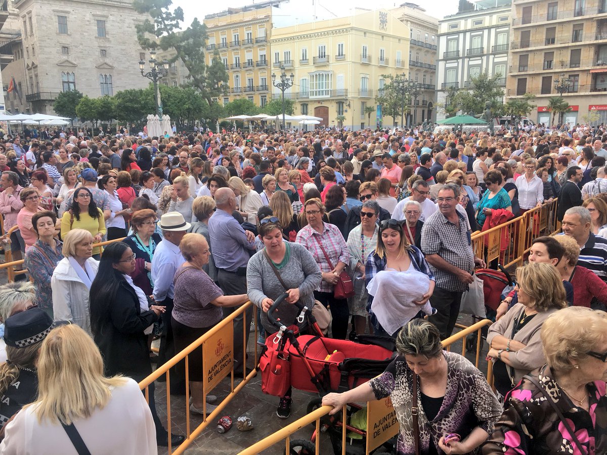 VteAlventosa's tweet photo. #Besamanos #MareDeDéu #PlazaDeLaVirgen #Valencia 
19’45h
#Fervor #Maredeueta https://t.co/4y6pMisbiy
