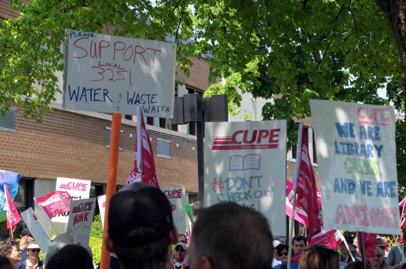 'I believe that we will win': CUPE rallies outside city hall #CUPE #CornwallON #strike cornwallnewswatch.com/2018/05/23/i-b… https://t.co/fnWBfXqk3r