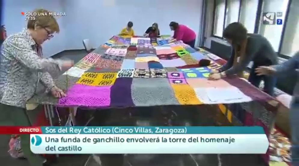 Una funda de ganchillo envolverá la torre del homenaje del castillo en Sos del Rey Católico.
El día 6 de junio unirán cada parte con grapas y bridas. La estructura la han hecho con mallas de gallinero y madera ¡Menudo trabajo! @araogntv <a href="/AytoSos/">Sos del Rey Católico</a>