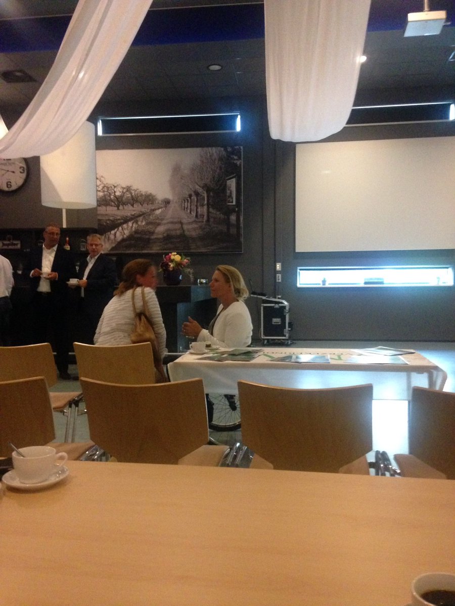 keppel_chris's tweet photo. De ondernemersbijeenkomst met Ester Vergeer staat op het punt van beginnen. Haar levensverhaal beloofd inspirerend te worden. Aanwezig samen met Marja Bullee #marktteam Vijfheerenlanden @RabobankAV https://t.co/aOtdFgOryw