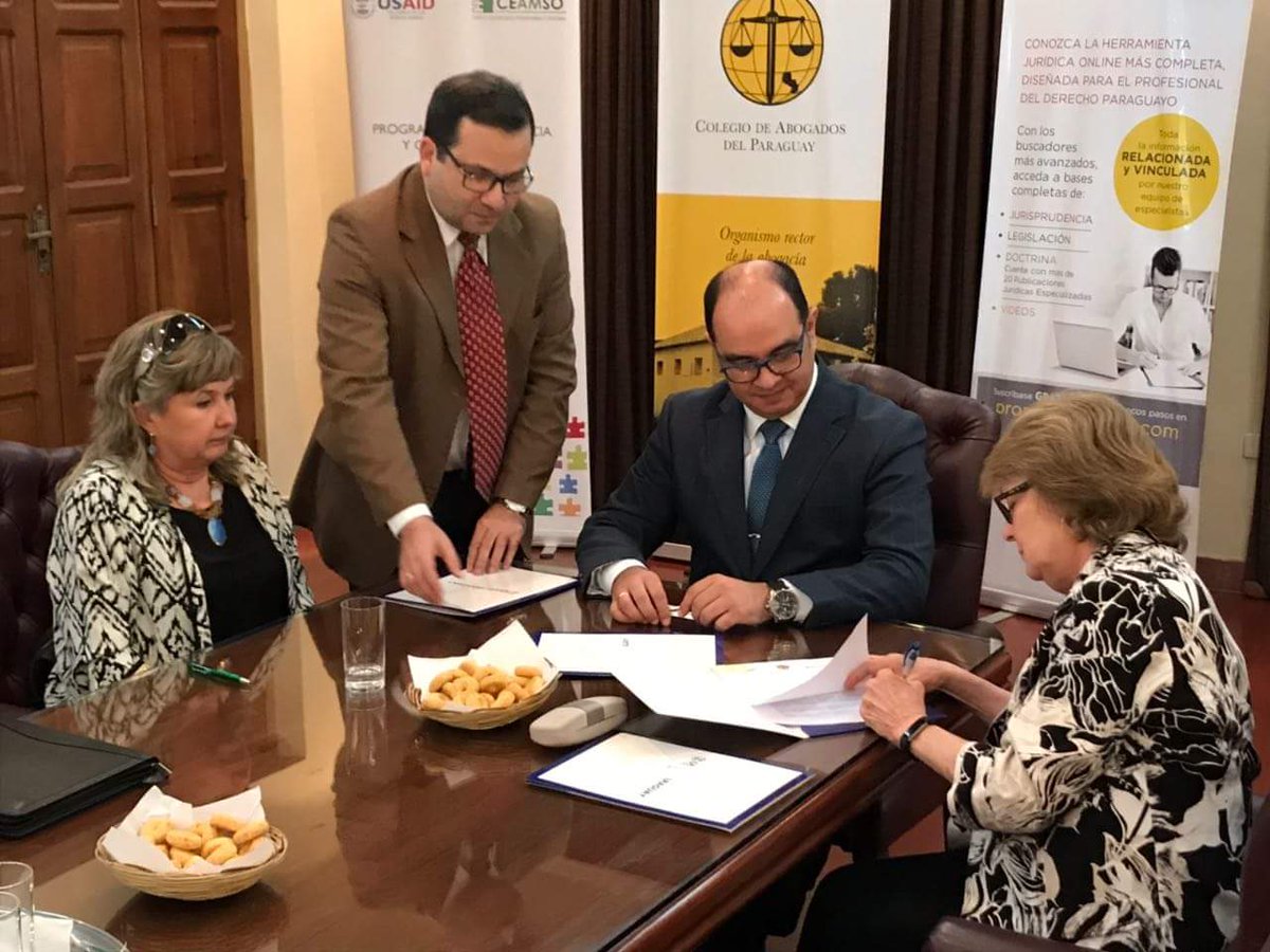 CAP_py's tweet photo. Esta mañana se procedió a la firma del Memorandum de Entendimiento @usaidparaguay , @Ceamsopy y el CAP con el objeto de aunar esfuerzos para el fortalecimiento de la democracia republicana así como la mejora de las condiciones del ejercicio profesional del derecho.
#usaid #ceamso https://t.co/05IgJpfRak