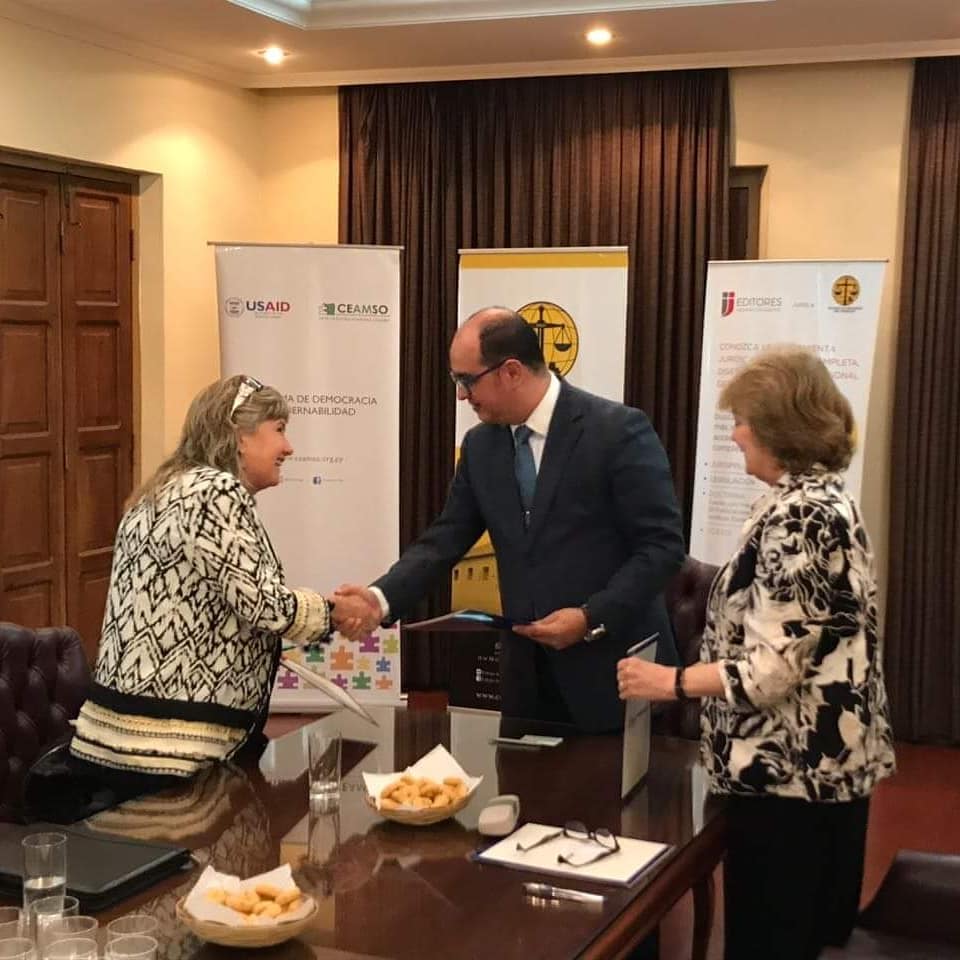 CAP_py's tweet photo. Esta mañana se procedió a la firma del Memorandum de Entendimiento @usaidparaguay , @Ceamsopy y el CAP con el objeto de aunar esfuerzos para el fortalecimiento de la democracia republicana así como la mejora de las condiciones del ejercicio profesional del derecho.
#usaid #ceamso https://t.co/05IgJpfRak