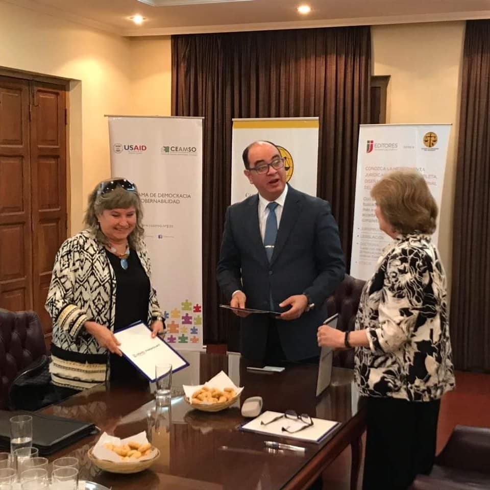 CAP_py's tweet photo. Esta mañana se procedió a la firma del Memorandum de Entendimiento @usaidparaguay , @Ceamsopy y el CAP con el objeto de aunar esfuerzos para el fortalecimiento de la democracia republicana así como la mejora de las condiciones del ejercicio profesional del derecho.
#usaid #ceamso https://t.co/05IgJpfRak