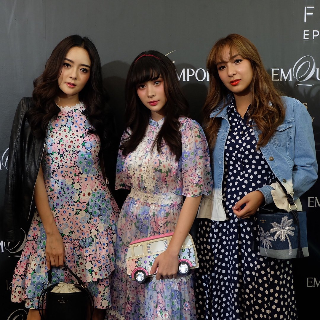 supassarabliss's tweet photo. Our kate spade new york girls sirinissirin supassra kambum look so dreamy in the new summer 2018 collection.
#katespadeth #katespadejoy #EMFierceFashion #EMFierceFashionEP2 #EMFashionIcon (2) 📸:patluxurygroup https://t.co/6m4FrpVjXV