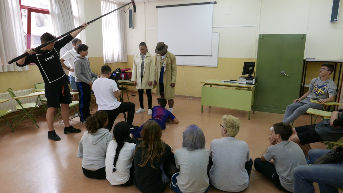 CinemaCampES's tweet photo. Volvimos al @IesArca de Valladolid, donde nos sentimos en casa, para dos nuevas sesiones de #CinemaCampClass Viendo cómo son los rodajes, cada vez tenemos más ganas de ver el resultado final. Y mañana, nos esperan en el @IESdeNava de Nava de la Asunción (Segovia). https://t.co/QB3cwheeY6