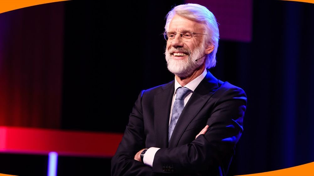 OmroepMAX's tweet photo. Professor Erik Scherder laat in #MAXmasterclass zien welke delen in de hersenen een belangrijke rol spelen bij taalbegrip en taalproductie. 📺 Om 20.30 uur op @NPO1! https://t.co/KlrvzApwm8
