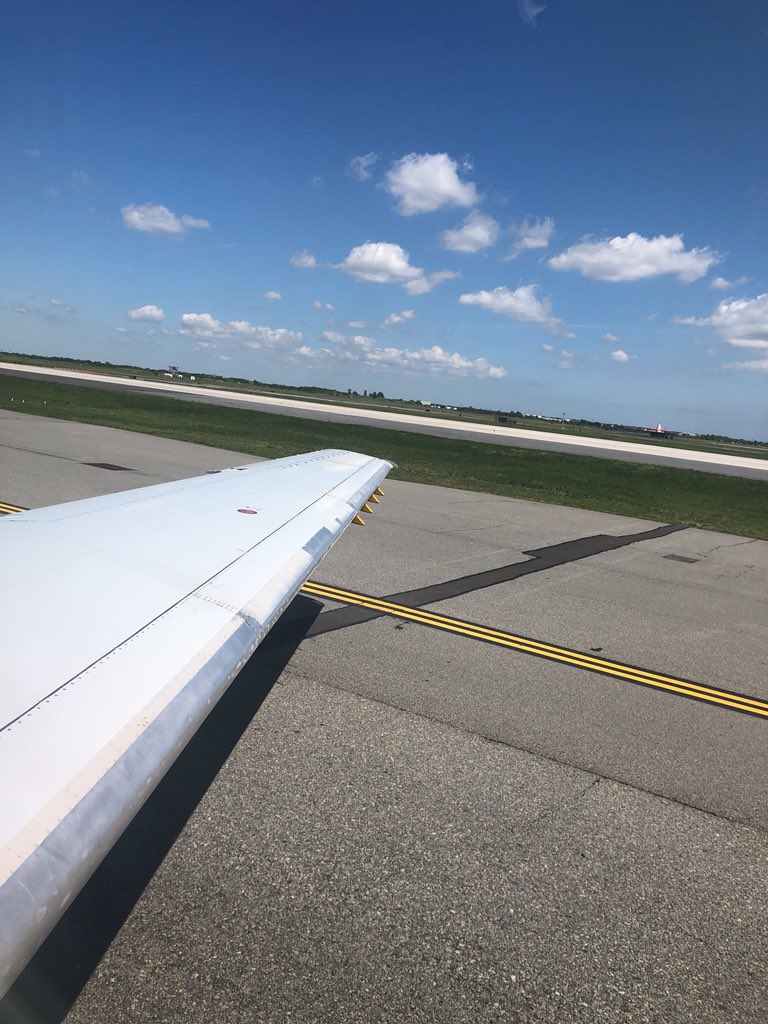 SuperSassyMama's tweet photo. Scariest landing of my life now @JFKairport Swerving all over tarmac almost into grass. Captain came on & said there was landing gear issue. Inspecting plane before we taxi to gate. Thank U God for protecting us & being w/ @AmericanAir pilots! #CountingBlessings #ComingnHot https://t.co/xD7iascrRH