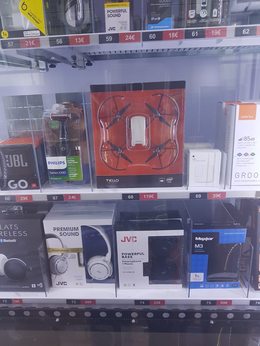STIngenieros's tweet photo. En una máquina expendedora en Madrid Barajas.

Los drones como elementos de consumo https://t.co/5HnokKOjxs