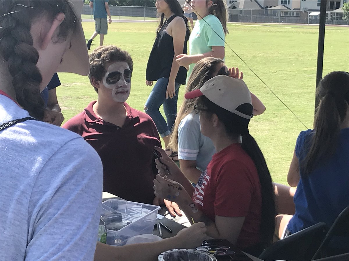 jackson_carrie's tweet photo. Face painting by @TimberviewMS artists at the annual House Party!! #GameOnTMS πππ https://t.co/DvrzHugfA5